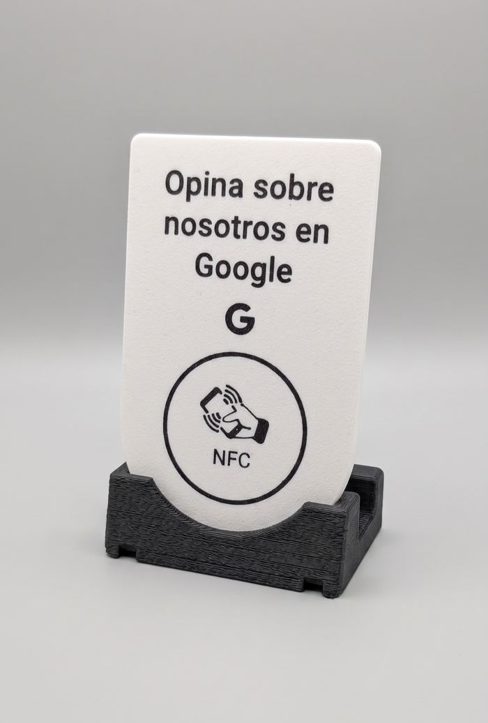 Foto de producto de la placa NFC de reseñas de Google